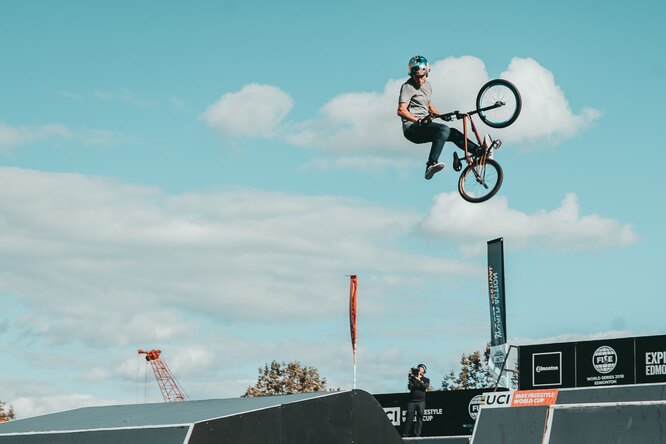Самые опасные трюки на BMX на видео: один из них стоил спортсмену сломанного ребра Самые опасные трюки на BMX на видео: один из них стоил спортсмену сломанного ребра