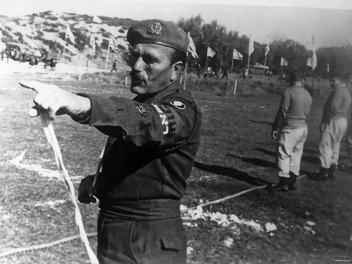 В течение 20-летней службы Ими Лихтенфельд не только разработал собственный метод самозащиты и рукопашного боя, но и лично обучал асов израильских спецподразделений, воспитав многие поколения инструкторов крав-мага