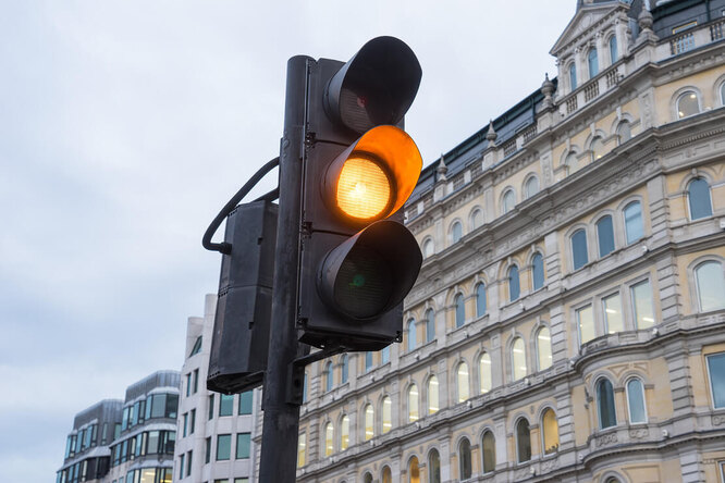 Что будет, если проехать на желтый сигнал светофора?