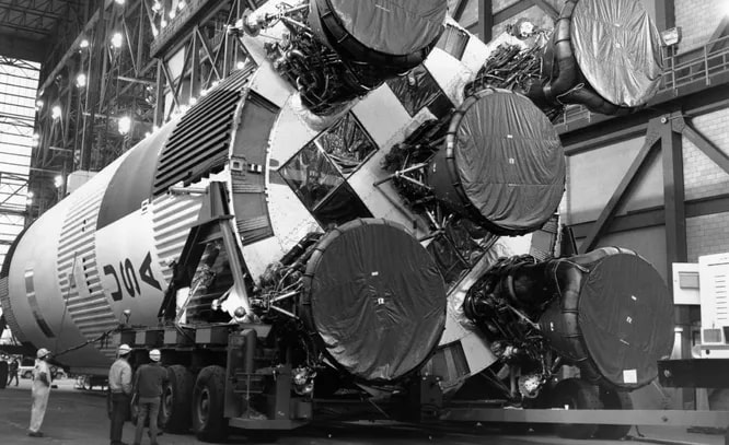 Ракеты от Chrysler появились после того, как президент Гарри Трумэн в 1950 назначил главу Chrysler Кауфмана Келлера своим «главным по ракетам». Данное сотрудничество вылилось в семейство ракет Редстоун - баллистических, ракет-носителей и геофизических ракет. Именно такая ракета-носитель, к примеру, отправила астронавтов Аполлона-11 на Луну.