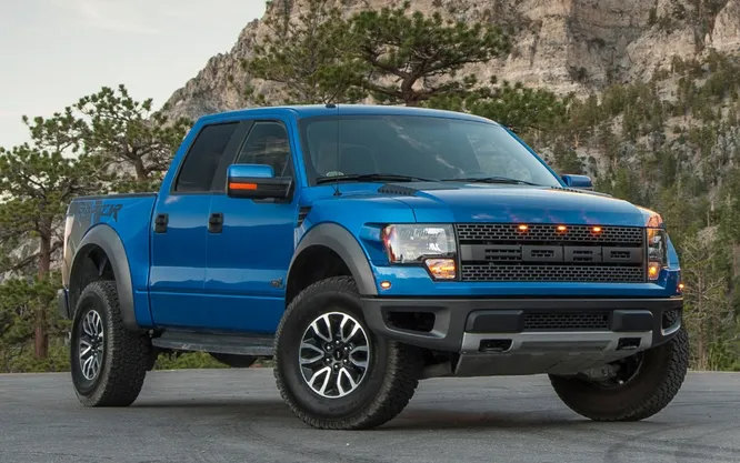 Ford F-150 SVT Raptor первый высокоскоростной пикап-внедорожник, 2010 год. Удивительно, но до выхода Raptor другие производители не строили внедорожные пикапы, способные при этом разгоняться до больших скоростей. Первый Raptor использовал двигатель V8 объёмом 5.4 литра мощностью в 320 л.с., но его быстро пересадили на более мощный 6.2-литровый двигатель в 400 л.с.