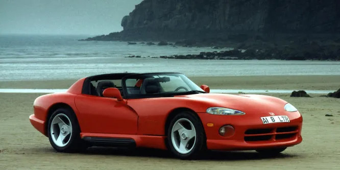 1992 Dodge Viper. Сегодня Dodge выпускает весьма крутые модели, но в ранних 90-х этот производитель был больше известен скучнейшими компактными автомобилями с передним приводом. Брутальный Viper стал очень странной, но тепло принятой новинкой.