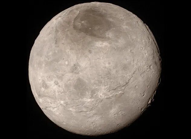 Харон. Когда зонд «Новые горизонты» достиг Плутона, кроме всего прочего он отослал на Землю потрясающие снимки его крупнейшей луны Харона. Они вызвали ажиотаж и бурные споры о том, есть ли на Хароне геологическая активность. Трещины на его поверхности могут подтвердить эту теорию, но более подробное изучение возможно только при наличии полноценной колонии.