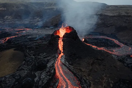 Вулкан «Судного дня» в Индонезии накрыл пеплом жителей: жертвами извержения стали туристы
