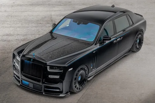 Компания Mansory прокачала Rolls-Royce Phantom: у него есть низкая подвеска, много карбона и голубой «Дух Экстаза»