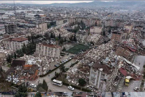Страшные кадры: спасателей в Турции завалило обломками здания