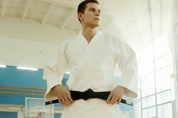 Чем отличаются контактное карате и муай-тай?