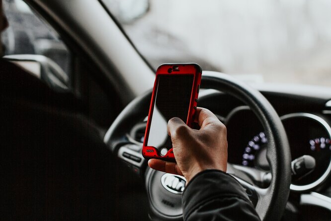 В России предложили увеличить штраф за вождение с телефоном в руках