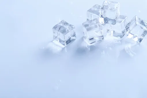Как погладить одежду кубиками льда?