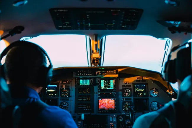 Пилот самолета случайно пролил чай на панель приборов: что было дальше