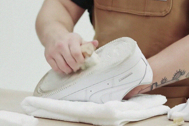 Как отмыть белые кроссовки, чтобы они стали как новые?