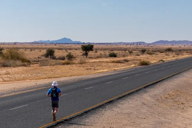 За год мужчина пробежал через всю Африку — 16 300 км: посмотрите, что произошло с его телом