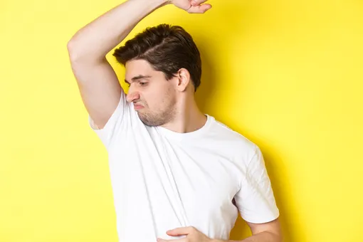 Уроки педантизма: что делать, если на одежде появилось белое пятно от дезодоранта?
