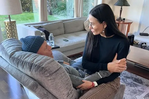 Бывшая жена Брюса Уиллиса показала трогательные снимки со страдающим деменцией актером