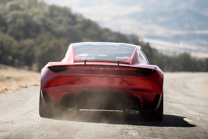 Блогеры превратили электрокар Tesla во внедорожник Блогеры превратили электрокар Tesla во внедорожник