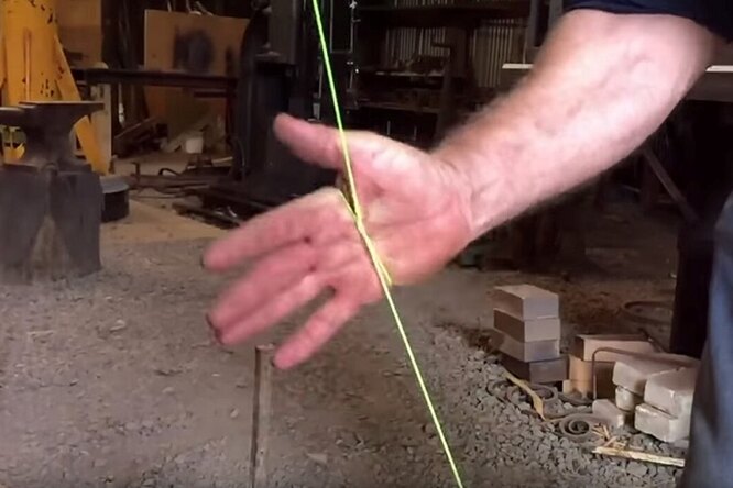 Еще один способ разрезать веревку голыми руками: видео