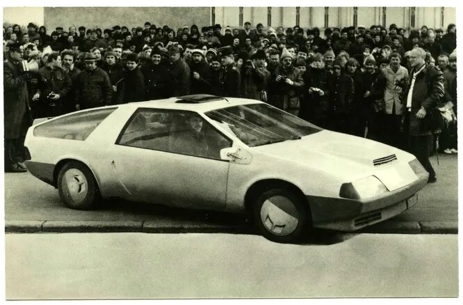 «Лаура» Дмитрия Парфенова и Геннадия Хаинова. Одна из самых известных советских самоделок автомобиль с бортовым компьютером и двигателем от ВАЗ-2105. Впоследствии конструкторы построили «Лауру-2» и «Лауру-3».