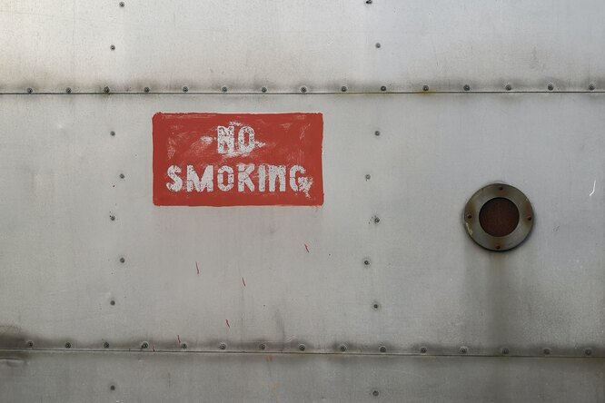 Японская компания запретила курить сотрудникам даже во время удаленной работы