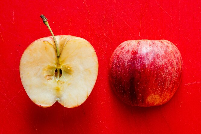 Как просто разделить яблоко без ножа — лайфхак из интернета