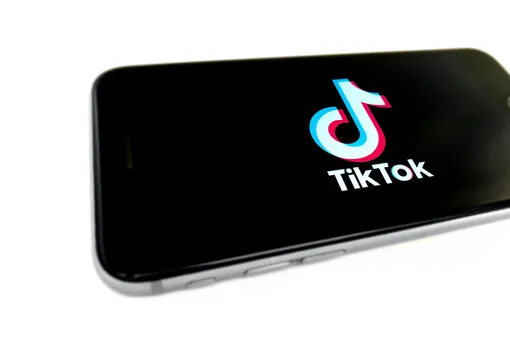 Новый фитнес-тренд в TikTok: листок бумаги и скотч вместо тренажера