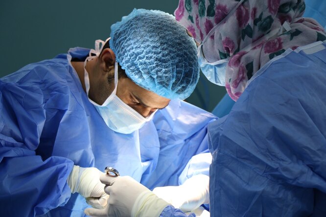 Нос на руке и двойное сердце: самые невероятные операции в истории медицины