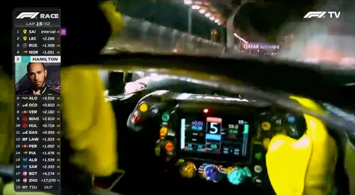 На бортовых кадрах автомобиля Хэмилтона видно, как гонщик Формулы-1 чешет нос