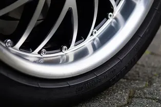Что такое чернитель шин и как он помогает ухаживать за колесами