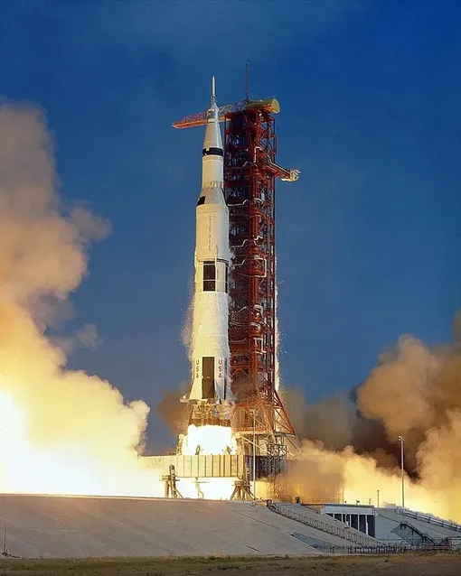 Ракета-носитель Сатурн-5 с «Аполлоном-11» во время старта. Вот так ярко горят миллионы долларов...