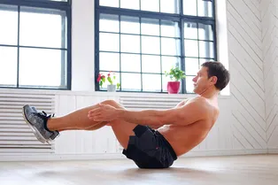 Как правильно и эффективно тренироваться дома мужчинам старше 40 лет: попробуйте легкий комплекс упражнений