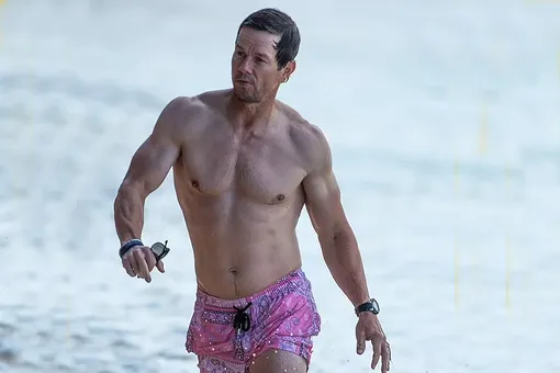 51-летний Марк Уолберг показал невероятную форму на пляже: подписчики в шоке от кубиков актера