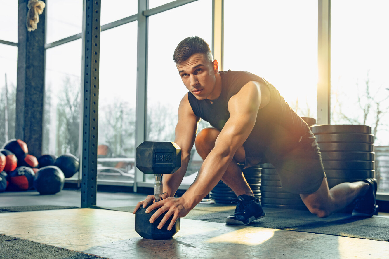 Начав тренировки спортсмен. Нет мотивации парень.