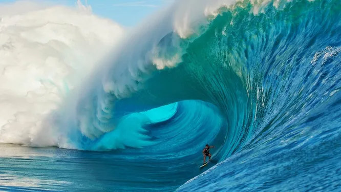 Сёрфинг на больших волнах. Безусловно захватывающее занятие, требующее огромного мастерства от сёрфингиста. Самые большие волны могут достигать от шести до пятнадцати метров в высоту. Результат около 10 смертей в год.