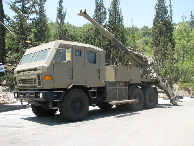 На снимке артиллерийская система Soltam Systems ATMOS 2000. Действительно, Soltam Systems с 1950 года строит в первую очередь военную технику и пушки, но монтирует их на собственные грузовые шасси, так что вполне относится к производителям автомобилей.