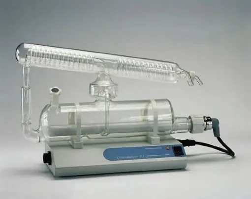 Лабораторный дистиллятор для получения дистиллированной воды. Производит такой прибор порядка 3 литров в час, в принципе, можно установить его и дома. Только зачем?