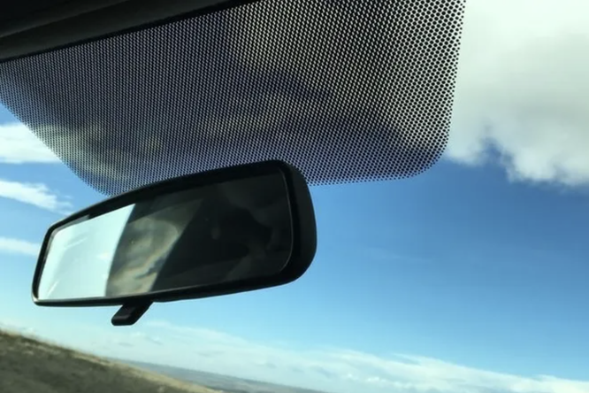 Для чего на автомобильные стекла ставят черные точки?