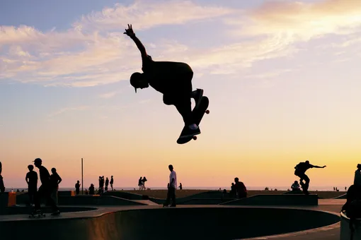 Видео: экстремал скатился на скейтборде с самого высокого моста в мире