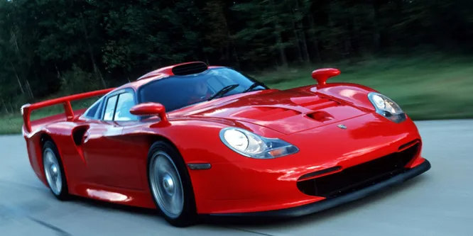 1997 год, Porsche 911 GT1 Strassenversion. Всего этих суперкаров, представляющих собой дорожную версию гоночного болида класса GT, было изготовлено 25 экземпляров.