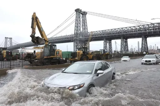 Кадры дикого наводнения в Нью-Йорке