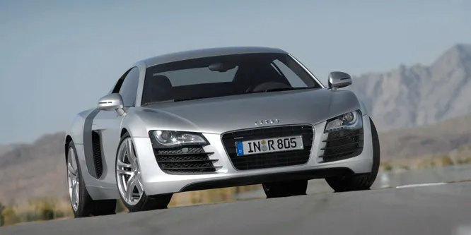 2007 Audi R8. К 2007 году доминирование Audi в Ле-Мане уже никого не удивляло, но их основная линейка была прагматичной и предсказуемой. Внезапно выпущенный R8 стал громом среди ясного неба спорткар мирового класса от компании, последний раз пытавшейся выступить на этом поле чуть ли не полвека назад.