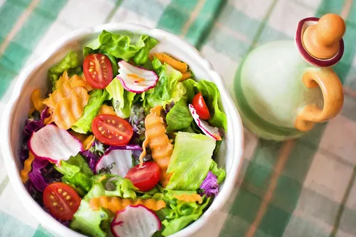Салат с рыбой и овощами будет всегда вкусным, вне зависимости от того, как вы относитесь к палеодиете.