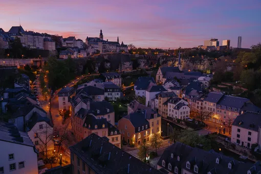 Самая богатая страна в мире — Люксембург. Там зарегистрировано больше двух сотен банковских учреждений и более тысячи инвестиционных фондов. Все дело в выгодном налоговом режиме.