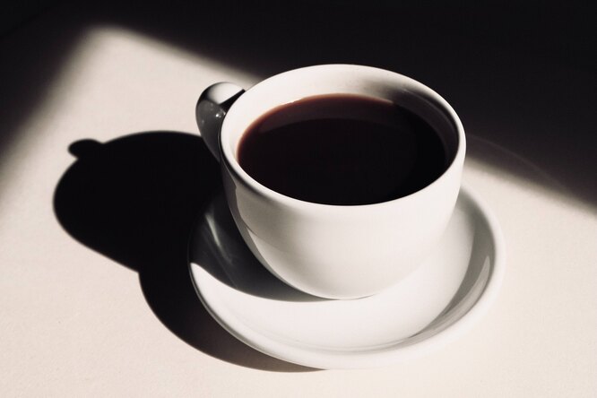 Бодрый — не значит работоспособный: ученые уточнили эффект кофеина после бессонной ночи