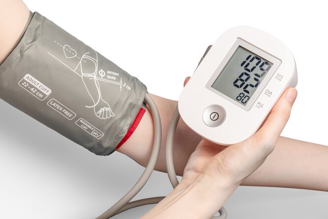 Как измерить артериальное давление, если под рукой нет тонометра: 2 способа от врача-терапевта